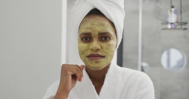Portrait Femme Afro Américaine Heureuse Avec Masque Beauté Sur Visage — Video