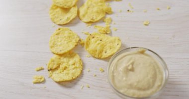 Tahta bir yüzeye cips ve peynir bandırma videosu. parti yemekleri ve tuzlu atıştırmalıklar.