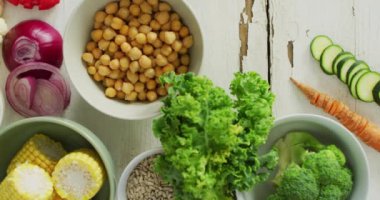 Beyaz kırsal arka planda taze sebzelerin olduğu kaseler. Füzyon yiyecekler, taze sebzeler ve sağlıklı yeme konsepti.