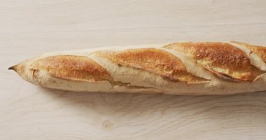 Siyah bir yüzeye yakın baget ekmeği videosu. Yemek, yemek ve yemek malzemeleri..