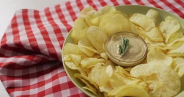 Tahta bir yüzeye cips ve peynir bandırma videosu. parti yemekleri ve tuzlu atıştırmalıklar.