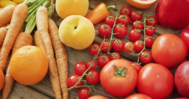 Ahşap arka planda taze meyve ve sebzelerin videosu. Füzyon yiyecekler, taze sebzeler ve sağlıklı yeme konsepti.