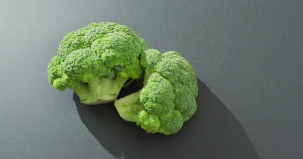 Gri Arka Planda Fotokopi Alanı Olan Taze Brokoli Çiçeklerinin Videosu — Stok video