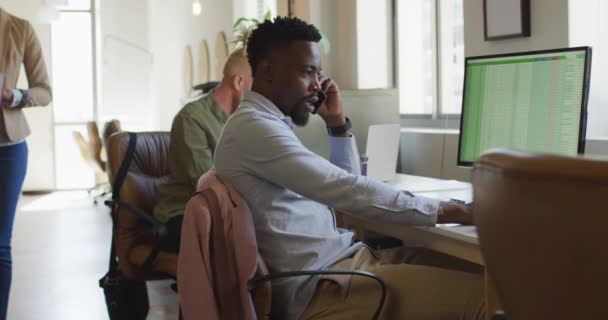 Hombre Negocios Afroamericano Hablando Teléfono Inteligente Oficina Creativa Negocios Finanzas — Vídeos de Stock
