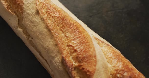 Video Van Close Van Stokbrood Een Zwart Oppervlak Voedsel Keuken — Stockvideo