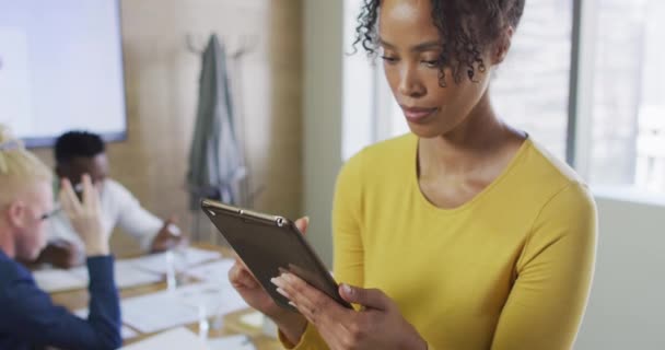 Portret Szczęśliwej Afro Amerykańskiej Bizneswoman Tabletem Kreatywnym Biurze Biznes Finanse — Wideo stockowe