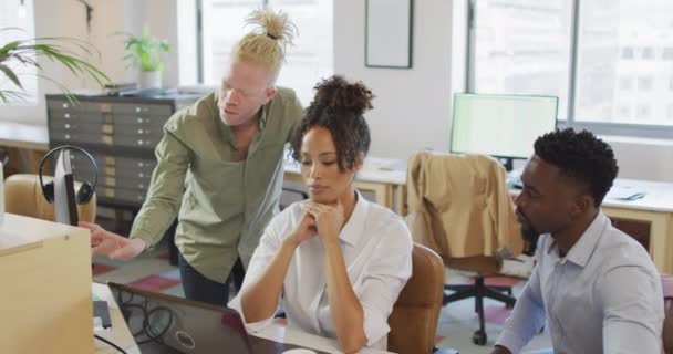 Diverse Geschäftsleute Diskutieren Mit Laptop Kreativen Büro Wirtschaft Und Finanzen — Stockvideo