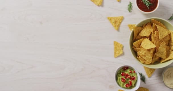 Video Van Tortilla Chips Guacamole Salsa Dip Een Houten Oppervlak — Stockvideo