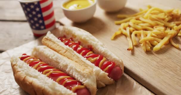 Video Perros Calientes Con Mostaza Ketchup Patatas Fritas Sobre Una — Vídeos de Stock