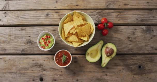 Video Tortillachips Guacamole Och Salsa Dopp Träyta Festmat Och Smakrika — Stockvideo