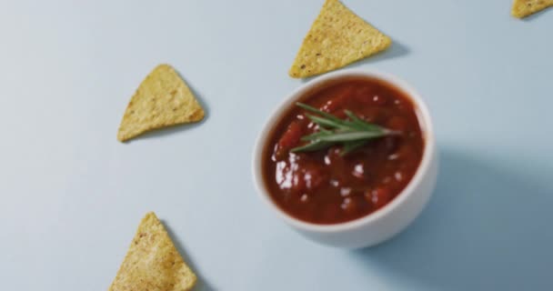 Wideo Chipsami Tortillowymi Salsą Szarej Powierzchni Imprezowe Jedzenie Pikantne Przekąski — Wideo stockowe