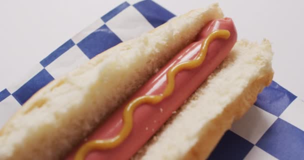 Video Van Hot Dog Met Mosterd Een Wit Oppervlak Voedsel — Stockvideo
