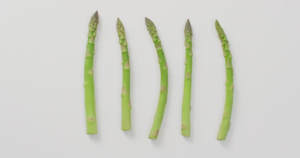 Vidéo Gros Plan Cinq Tiges Asperges Fraîches Sur Fond Blanc — Video