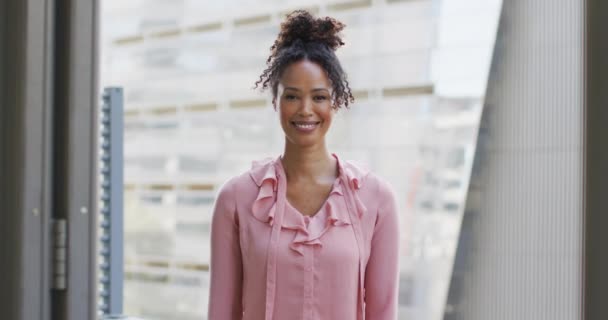 Retrato Feliz Mujer Negocios Afroamericana Oficina Creativa Negocios Finanzas Oficina — Vídeos de Stock
