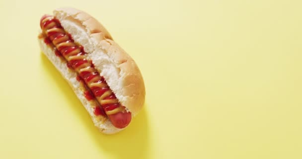 Video Von Hot Dog Mit Senf Und Ketchup Auf Gelber — Stockvideo