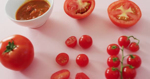 Video Friske Røde Tomater Tomatsauce Med Kopiplads Lyserød Baggrund Fusionsmad – Stock-video