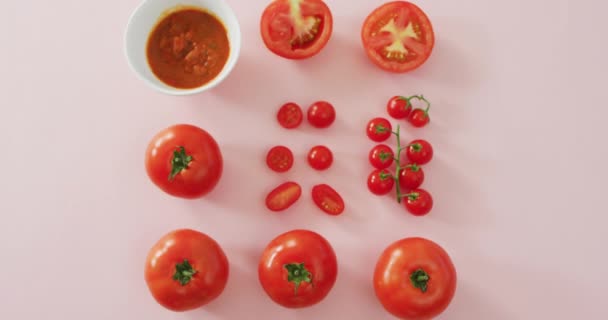 新鲜的红色西红柿和番茄酱的视频 在粉红色的背景上有复制空间 融合食物 新鲜蔬菜及健康饮食概念 — 图库视频影像