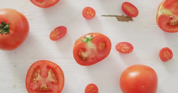 白色乡村背景下新鲜的半圆形和全红色西红柿的视频 融合食物 新鲜蔬菜及健康饮食概念 — 图库视频影像