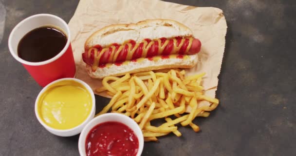 Video Hot Dog Dengan Mustard Kecap Dan Keripik Permukaan Hitam — Stok Video