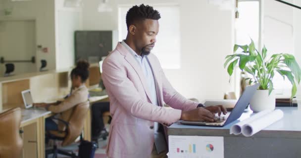 Empresario Afroamericano Usando Laptop Con Colegas Oficina Creativa Negocios Finanzas — Vídeos de Stock