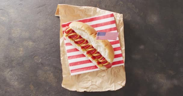 Wideo Hot Doga Musztardą Ketchupem Flagą Usa Czarnej Powierzchni Żywność — Wideo stockowe