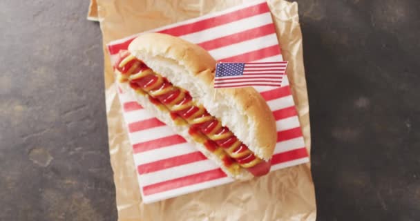 Wideo Hot Doga Musztardą Ketchupem Flagą Usa Czarnej Powierzchni Żywność — Wideo stockowe