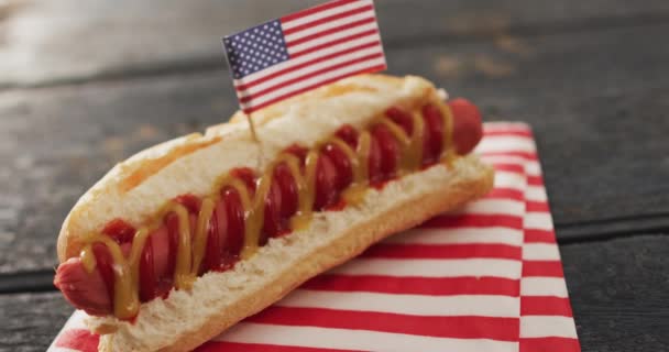 Video Hot Dog Con Mostaza Ketchup Con Bandera Sobre Una — Vídeos de Stock