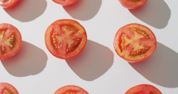 白い背景に新鮮な半分の赤いトマトのビデオ 融合食品 新鮮な野菜や健康的な食事の概念 — ストック動画