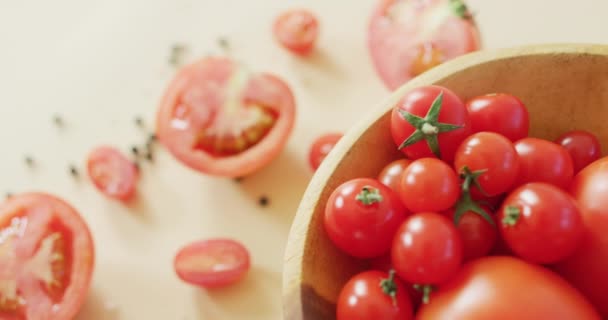 Vidéo Tomates Rouges Fraîches Coupées Deux Entières Dans Bol Sur — Video