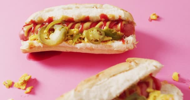 Video Hot Dogů Hořčicí Kečupem Jalapeno Růžovém Povrchu Jídlo Kuchyně — Stock video