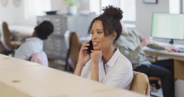 Feliz Mujer Negocios Afroamericana Hablando Teléfono Inteligente Oficina Creativa Negocios — Vídeos de Stock