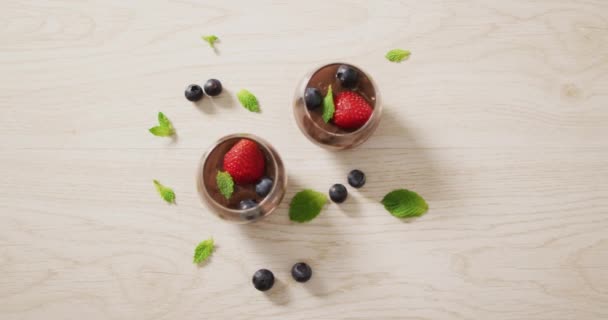 Video Budincă Ciocolată Căpșuni Afine Suprafață Lemn Mâncare Petrecere Gustări — Videoclip de stoc