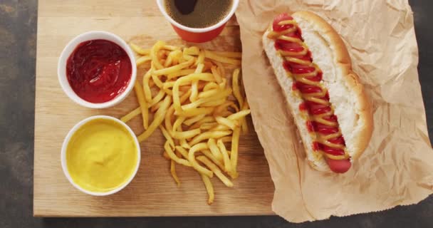 Video Hot Dog Con Mostaza Ketchup Patatas Fritas Sobre Una — Vídeos de Stock