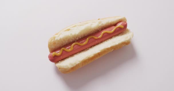 Wideo Hot Dogiem Musztardą Białej Powierzchni Żywność Kuchnia Składniki Gastronomiczne — Wideo stockowe