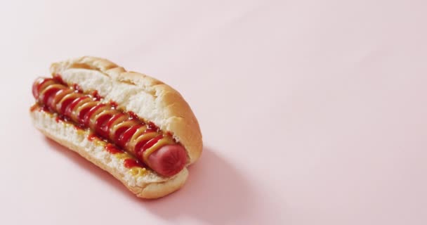 Vídeo Cachorro Quente Com Mostarda Ketchup Uma Superfície Rosa Alimentos — Vídeo de Stock