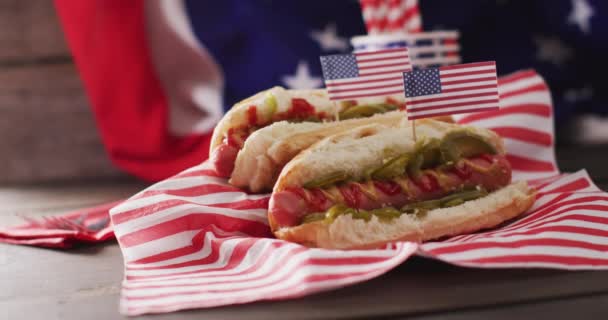 Video Hot Dogs Mustard Ketchup Flag Usa Wooden Surface Food — Stock Video
