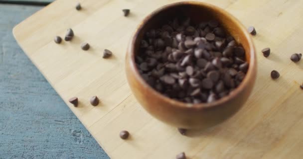 Vídeo Perto Tigela Com Chips Chocolate Orgânicos Fundo Madeira Alimentos — Vídeo de Stock