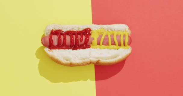 Video Hot Dog Con Senape Ketchup Una Superficie Gialla Rossa — Video Stock