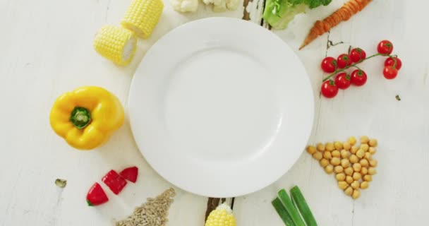 Video Verduras Frescas Dispuestas Alrededor Plato Blanco Con Espacio Copia — Vídeo de stock