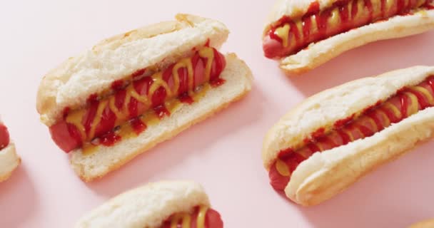 Wideo Hot Dogami Musztardą Ketchupem Różowej Powierzchni Żywność Kuchnia Składniki — Wideo stockowe