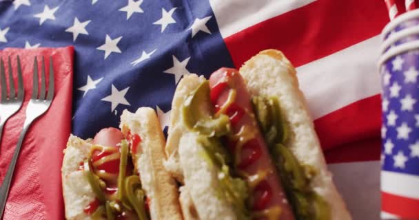 Videó Hot Dogokról Mustárral Ketchuppal Usa Zászlaja Alatt Élelmiszer Konyha — Stock videók