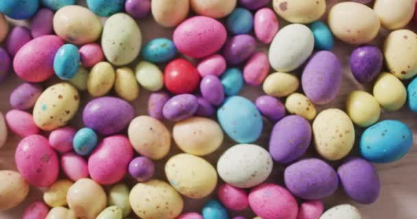 木制表面装饰着五彩斑斓的复活节彩蛋的视频 季节东方传统甜食 — 图库视频影像