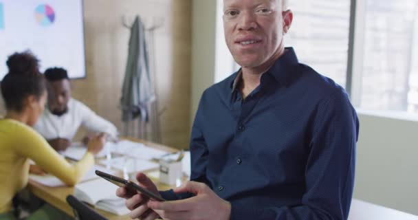 Portret Szczęśliwego Albinosa Amerykańskiego Biznesmena Tabletem Biurze Kreatywnym Biznes Finanse — Wideo stockowe