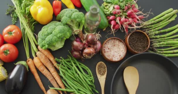 Video Verduras Frescas Sartén Especias Sobre Fondo Gris Alimentos Fusión — Vídeos de Stock