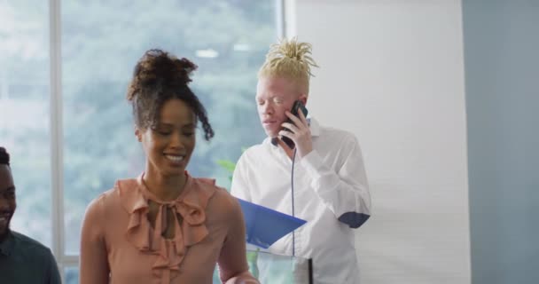 Yaratıcı Ofiste Akıllı Telefonda Yürüyen Konuşan Çeşitli Adamlarınız Kutlu Olsun — Stok video