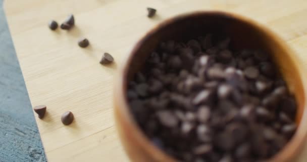 Video Närbild Skål Med Ekologisk Choklad Chips Trä Bakgrund Fusionsmat — Stockvideo