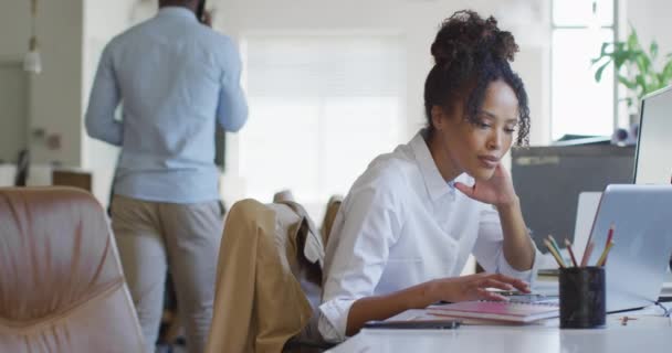 Gelukkige Afro Amerikaanse Zakenvrouw Die Laptop Gebruikt Met Collega Creatief — Stockvideo