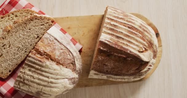 Video Van Brood Snijplank Een Houten Ondergrond Voedsel Keuken Catering — Stockvideo