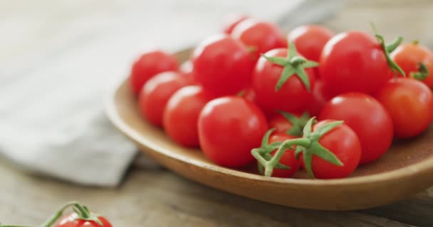 Vídeo Tomates Cherry Frescos Bol Sobre Fondo Madera Alimentos Fusión — Vídeo de stock