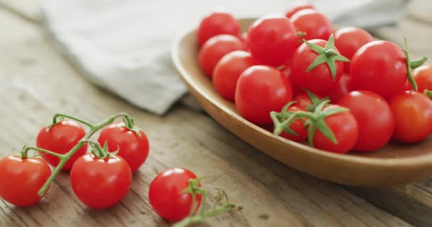 Vídeo Tomates Cereja Frescos Tigela Sobre Fundo Madeira Alimentos Fusão — Vídeo de Stock